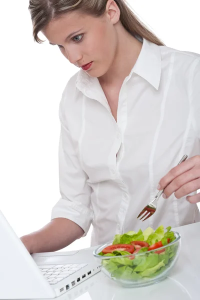 Zdravého životního stylu série - žena s notebookem a mísa salátu — Stock fotografie