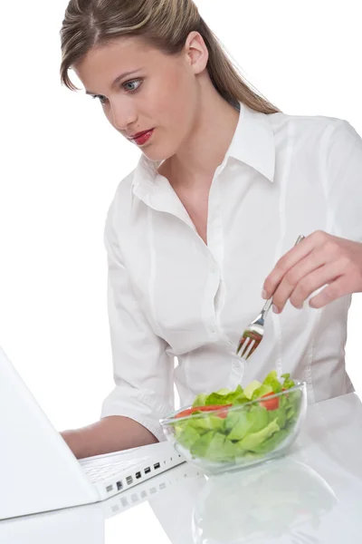 白い背景の上のオフィスで健康的なライフ スタイル シリーズ 昼食を食べている女性を破る — ストック写真