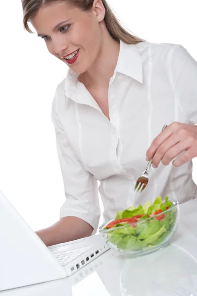 Hälsosam livsstil serien - kvinna med lunch break på kontor — Stockfoto