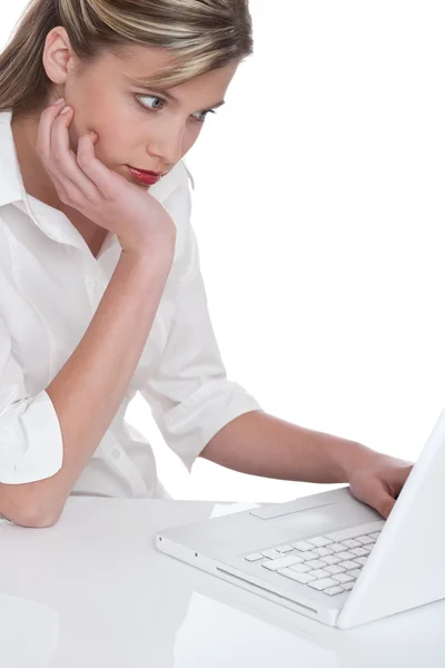 Mulher loira trabalhando com laptop — Fotografia de Stock