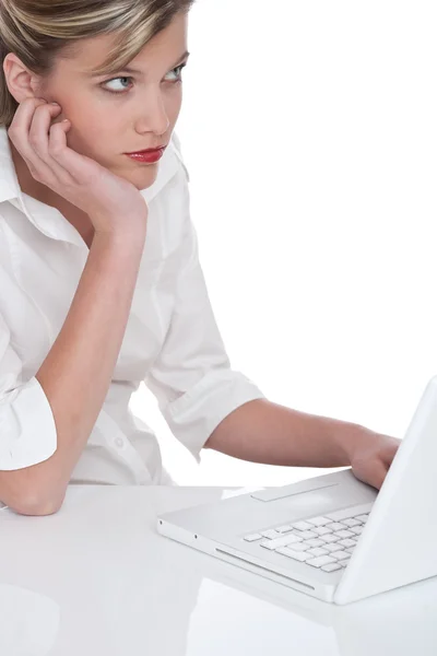 使用便携式计算机和在白色背景上等待的女人 — 图库照片