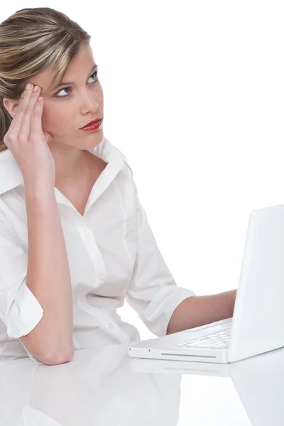 Blond aantrekkelijke vrouw werken met laptop — Stockfoto