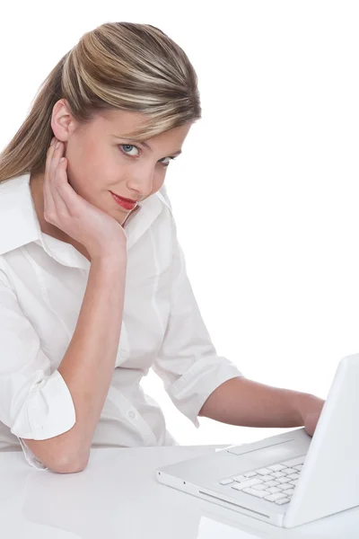 Usmívající se žena s laptopem — Stock fotografie