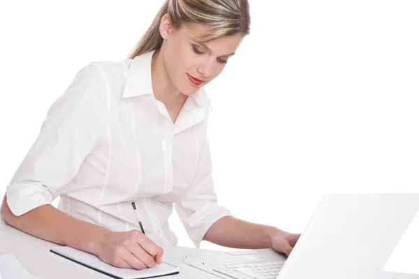 女人用的笔记本电脑工作 在白色背景上写笔记 — 图库照片