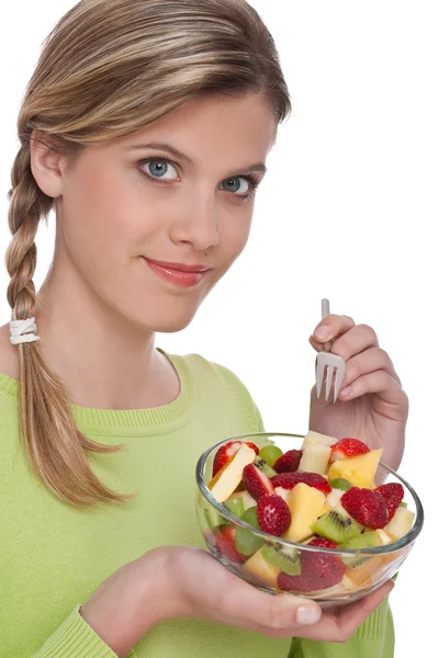 Здоровый образ жизни - Женщина с фруктовым салатом — стоковое фото