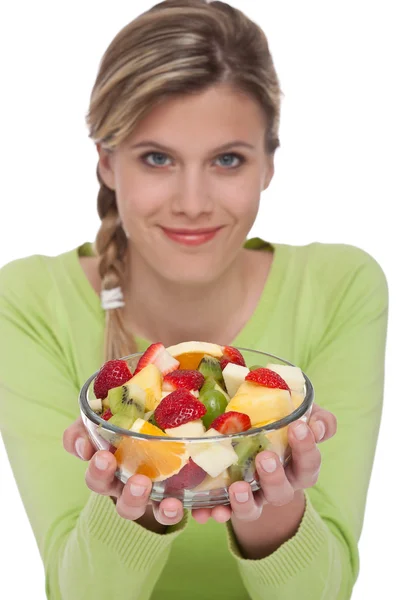 Série de estilo de vida saudável - Mulher segurando salada de frutas — Fotografia de Stock