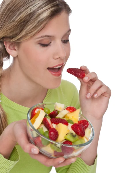 Serie über gesunden Lebensstil - Frau beißt in Erdbeere — Stockfoto