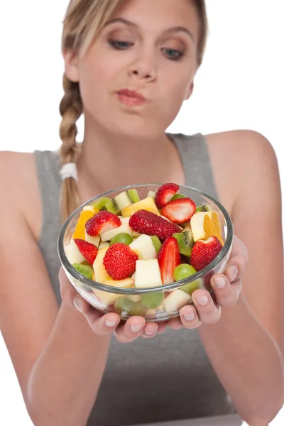 Здоровый образ жизни - Женщина с фруктовым салатом — стоковое фото