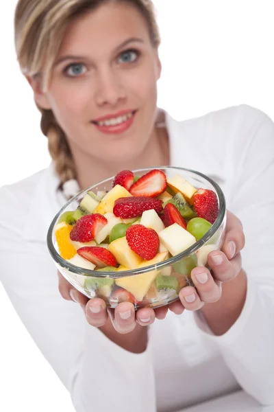 Serie über gesunden Lebensstil - Frau hält Schüssel mit Obstsalat — Stockfoto