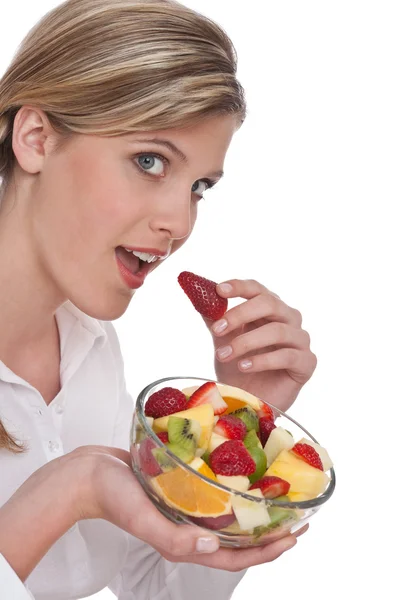 健康的生活方式系列 咬草莓在白色背景上的女人 — 图库照片