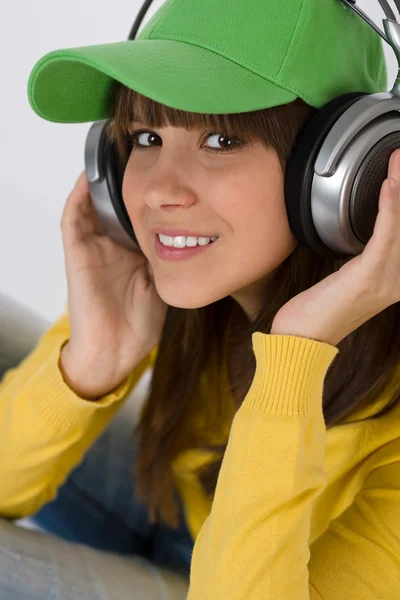 幸せな女性 10 代のヘッドフォンで音楽を楽しむ — ストック写真