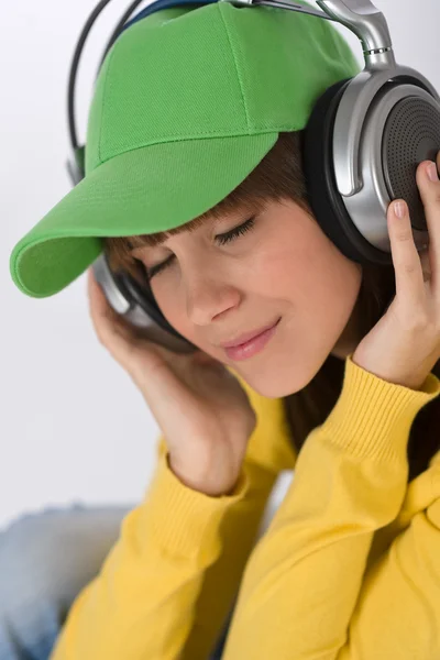 Adolescente Feliz Desfrutar Música Fundo Branco Com Fones Ouvido Boné — Fotografia de Stock