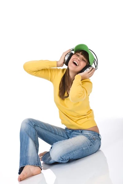 Szczęśliwy nastolatek kobiece posłuchać muzyki w słuchawkach — Zdjęcie stockowe