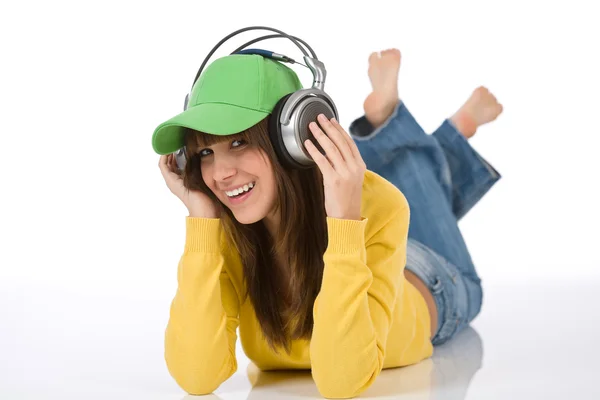 Šťastný ženský teenager poslech hudby — Stock fotografie