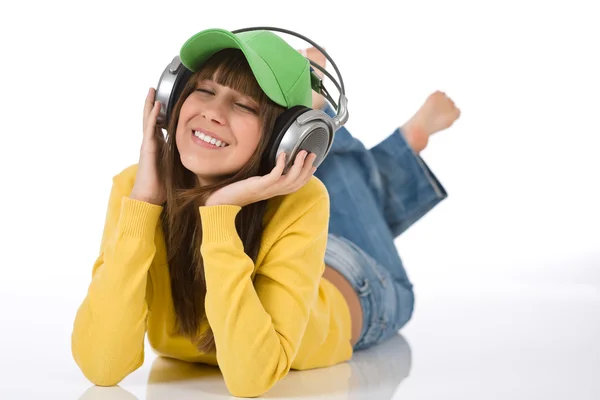 Gelukkig vrouwelijke tiener genieten van muziek — Stockfoto