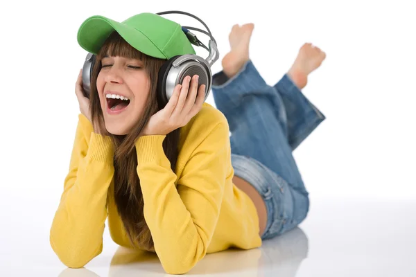 Счастливая Девушка Подросток Наслаждаться Музыкой Белом Фоне Наушниках Бейсболке — стоковое фото