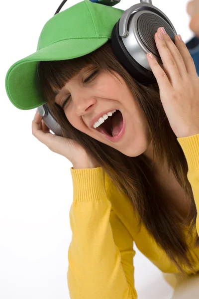 Adolescente femenina disfrutar de la música con auriculares — Foto de Stock
