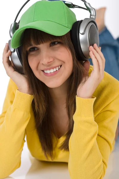 Adolescente Feliz Desfrutar Música Fundo Branco Com Fones Ouvido Boné — Fotografia de Stock