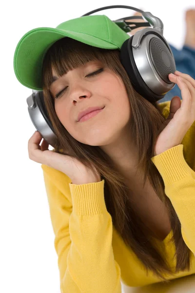 Щаслива жінка-підліток насолоджується музикою з навушниками — стокове фото