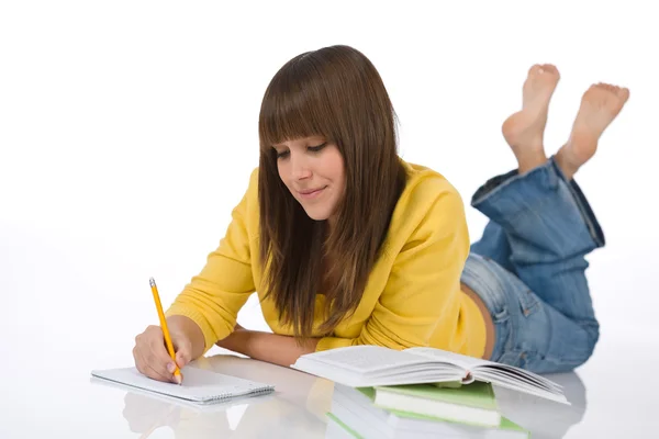 Студентка - девочка-подросток пишет домашнее задание — стоковое фото