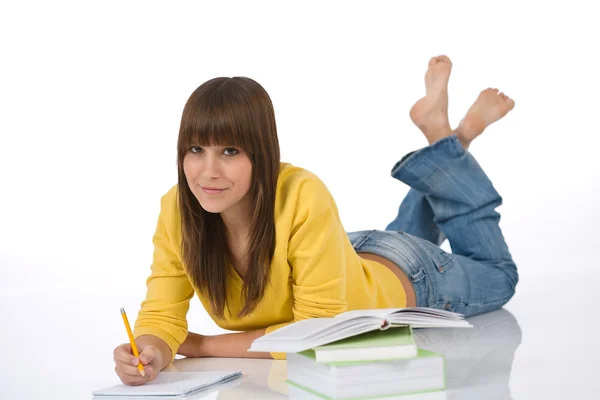 Student Glückliche Weibliche Teenager Schreiben Hausaufgaben Mit Buch Auf Weißem — Stockfoto