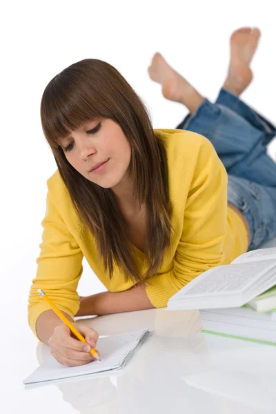 Étudiante - adolescente écrire ses devoirs avec un livre — Photo