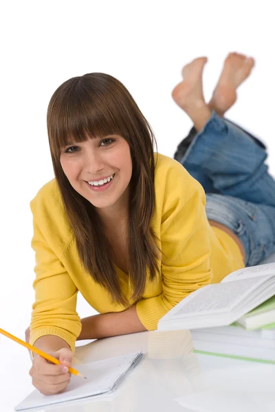 代の女性を書く宿題本白い背景の上で — ストック写真