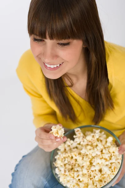 Lachende vrouwelijke tiener met popcorn — Stockfoto