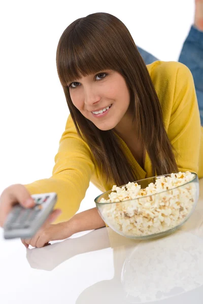 Feliz Adolescente Assistindo Televisão Segurando Controle Remoto Comendo Pipocas — Fotografia de Stock