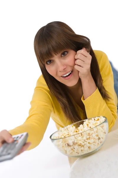 Szczęśliwa kobieta nastolatek oglądania telewizji — Zdjęcie stockowe