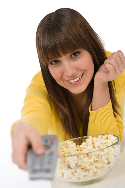 Patlamış Mısır Yemek Elinde Uzaktan Kumanda Televizyon Izlerken Mutlu Kadın — Stok fotoğraf