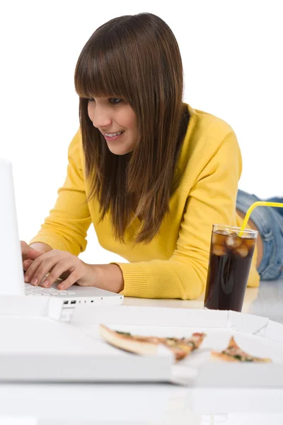 与笔记本电脑 披萨和可乐躺青少年快乐女生 — 图库照片