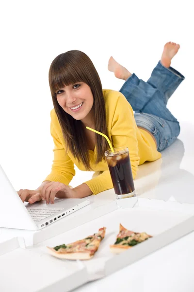 与笔记本电脑 披萨和可乐躺青少年快乐女生 — 图库照片