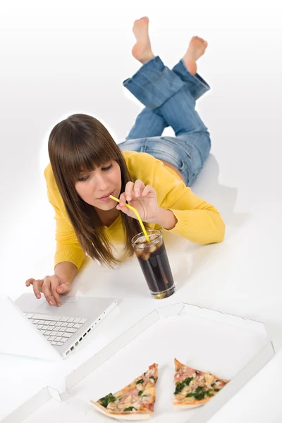 Boldog női tinédzser laptop — Stock Fotó