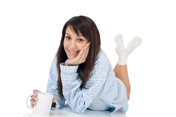 Šťastná mladá žena s kávou v pyžamu — Stock fotografie