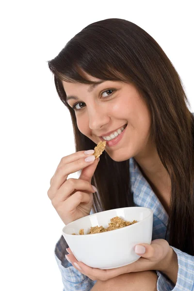 Kahvaltıda yemek sağlıklı tahıl gülümseyen kadın — Stok fotoğraf