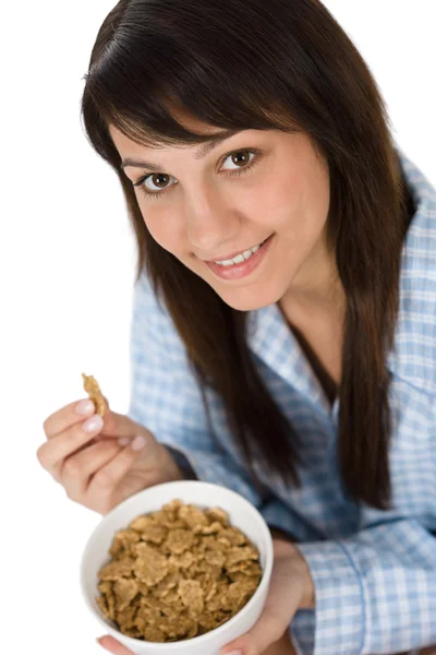 Mujer sonriente comer cereales saludables para el desayuno —  Fotos de Stock