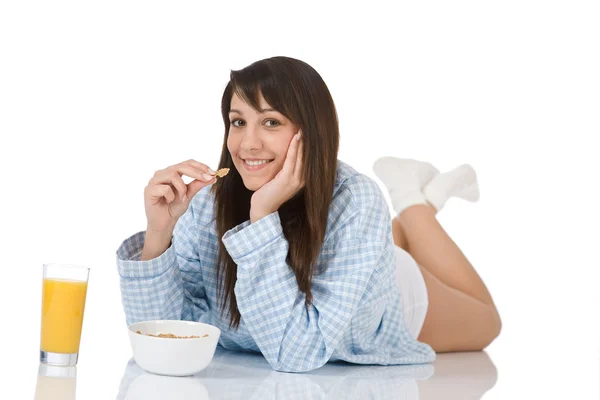 Усміхнена жінка їсть зернові на сніданок — стокове фото