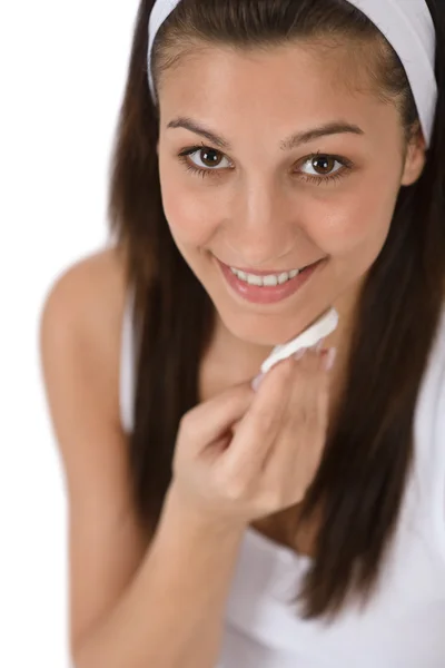 Kosmetika obličeje - dospívající žena čištění akné kůže — Stock fotografie
