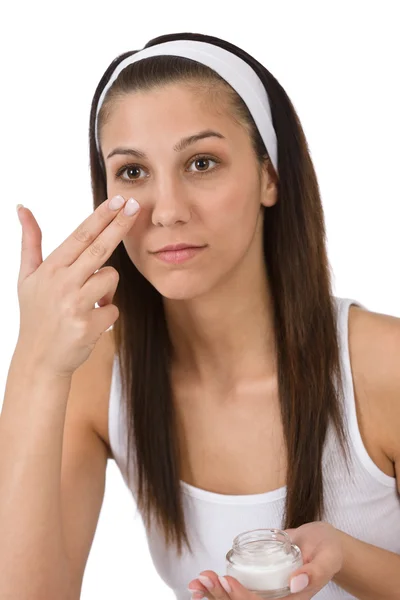 Belleza Cuidado Facial Mujer Joven Aplicar Crema Hidratante Sobre Fondo — Foto de Stock