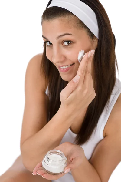 美容顔のケア 若い女性は白い背景の上保湿剤を適用します — ストック写真