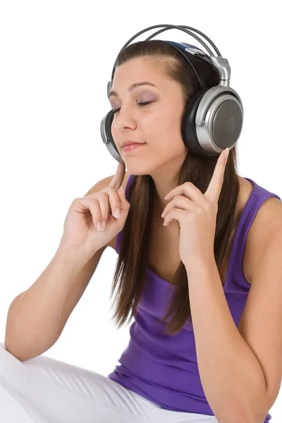 幸せな 代女性白い背景の上のヘッドフォンで音楽を楽しむ — ストック写真