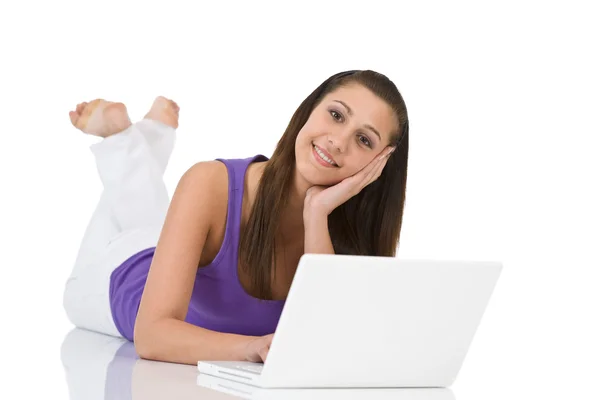 Öğrenci - genç kadınla yatarak laptop — Stok fotoğraf