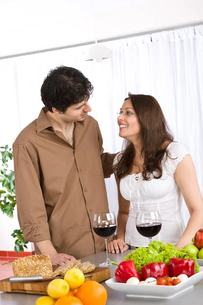 幸福的夫妻在现代厨房中一起喝红酒 — 图库照片