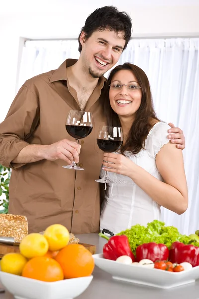 幸せなカップルが一緒に近代的なキッチンで赤ワインを飲む — ストック写真