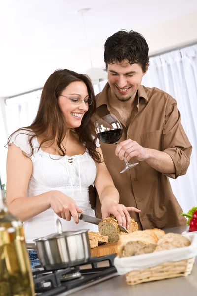 Cocinar Pareja Feliz Juntos Cocina Moderna Beber Vino Tinto Cortar — Foto de Stock