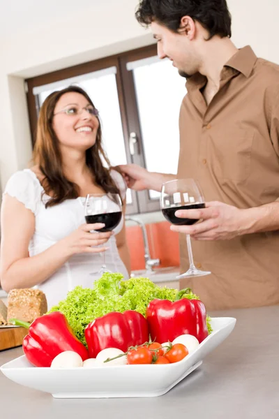 幸せなカップルのキッチンで野菜に焦点を当てる — ストック写真