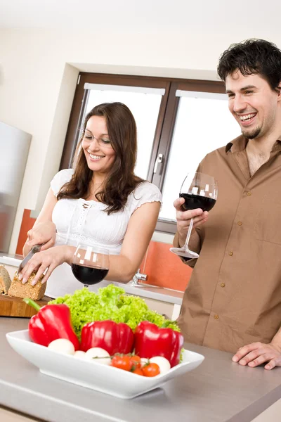 Счастливая Пара Нарезали Хлеб Современной Кухне Вместе Пить Красное Вино — стоковое фото