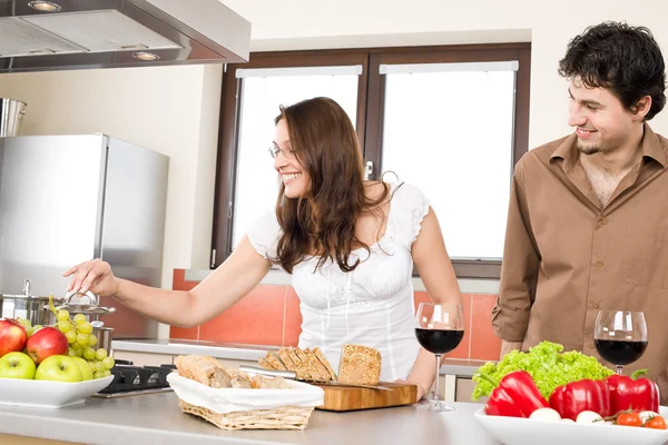幸せなカップルが一緒に近代的なキッチンで調理します。 — ストック写真