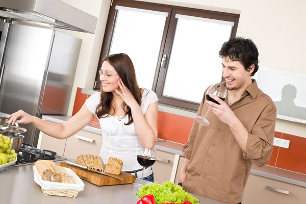 幸福的夫妻在现代厨房中一起煮 喝红酒 — 图库照片